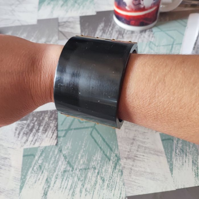 Bracelet manchette resine noire mango