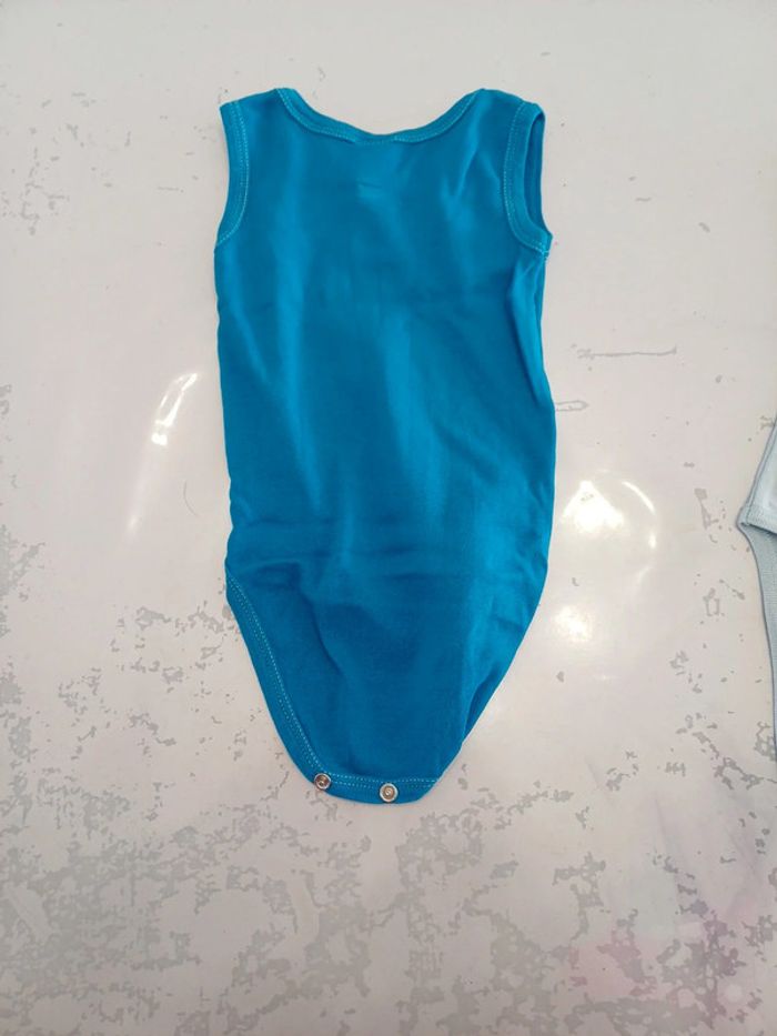 Lot 3 bodies sans manche Garçon 6 mois Disney très bon état - photo numéro 4