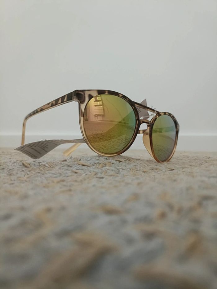 Lunettes de soleil neuves - photo numéro 5
