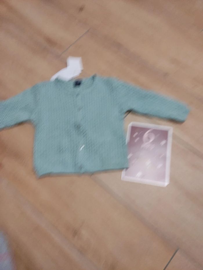 Gilet ajouré Kiabi neuf avec étiquette 6 mois - photo numéro 2