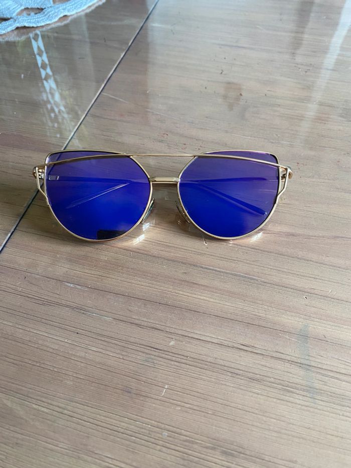 Lunettes de soleil avec verres violets et monture métal doré - photo numéro 2