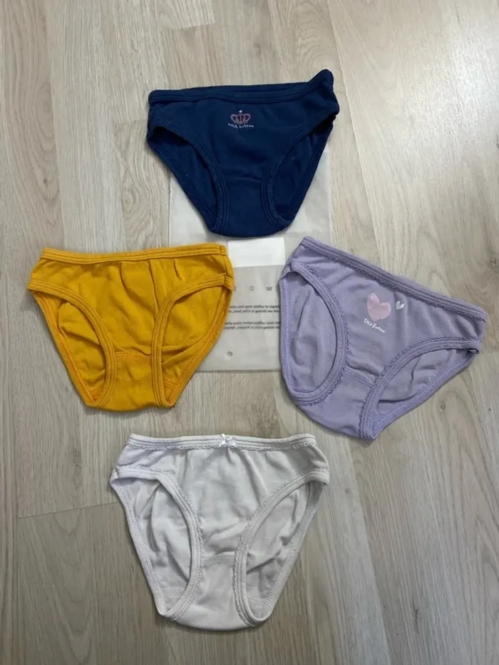 Lot de 4 culottes Petit Bateau taille 5 ans