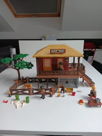 Lot figurines playmobil maison gardien de reserve animalière dans la savane