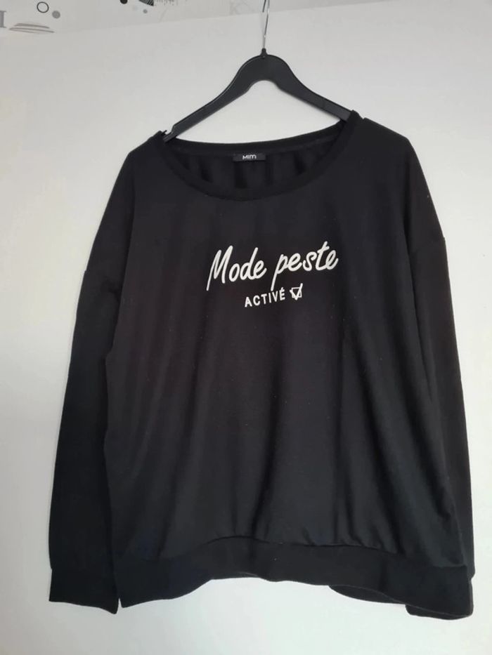 Pull noir inscription