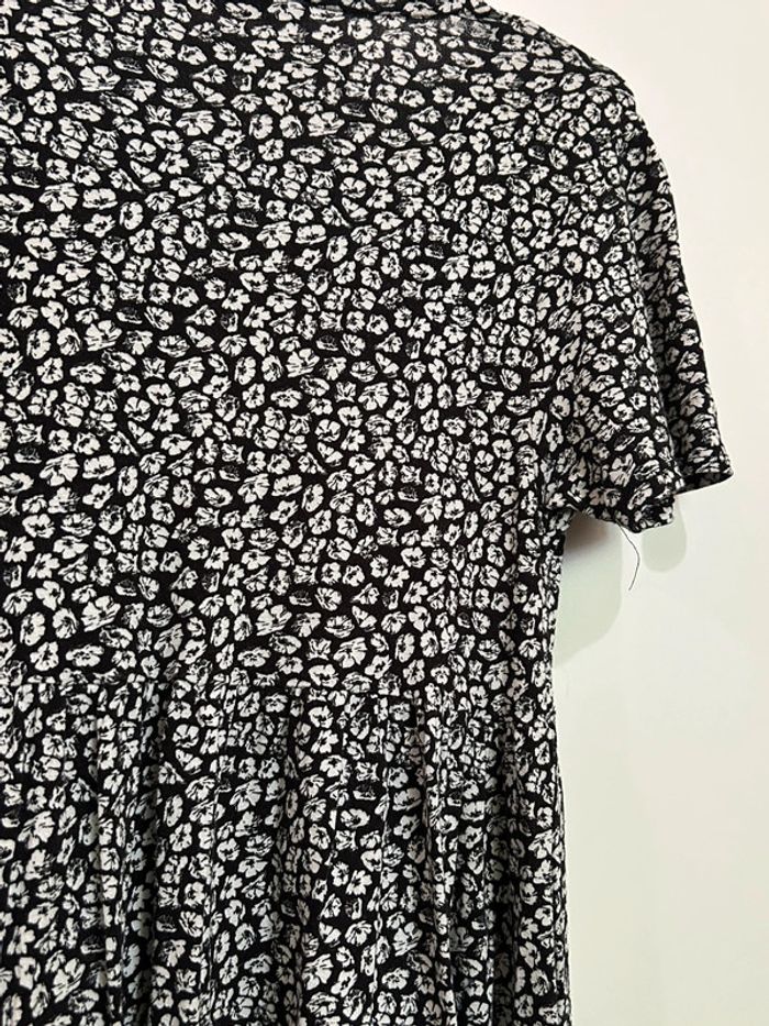671 – robe fluide à manches courtes, col v et taille cintrée noire et fleurie blanche Pull&Bear - photo numéro 9