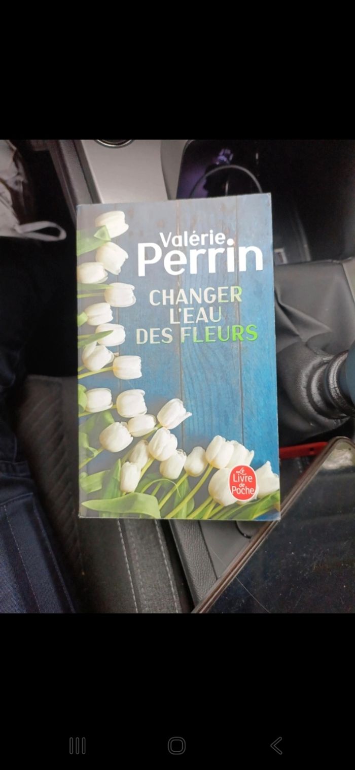 Changer l’eau des fleurs