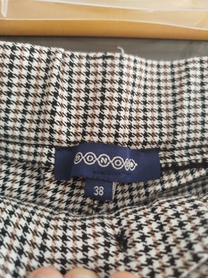 Pantalon motif pattes de poules 
Taille 38 
Couleur : marron, Bleu marine, blanc 
Fausses poches à l'avant 
Très bon état aucun défaut - photo numéro 3