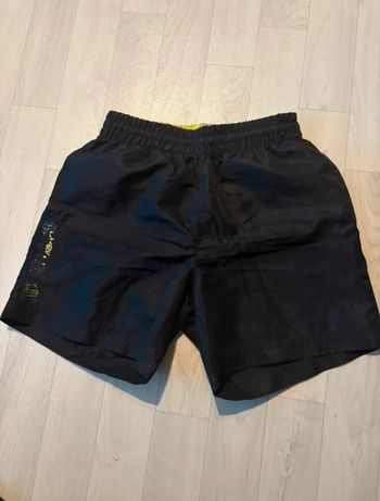 Short noir umbro très bon état motif un peu effacé 12 ans