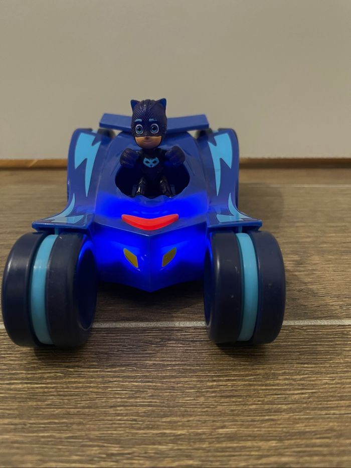 Voiture + figurine pyjamasque