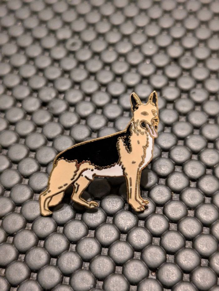 Pin's Chien Berger allemand fermoire luxe