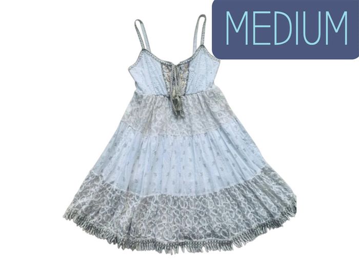 Sublime robe chic avec details dore évasé en dentelle 🍭🍭
