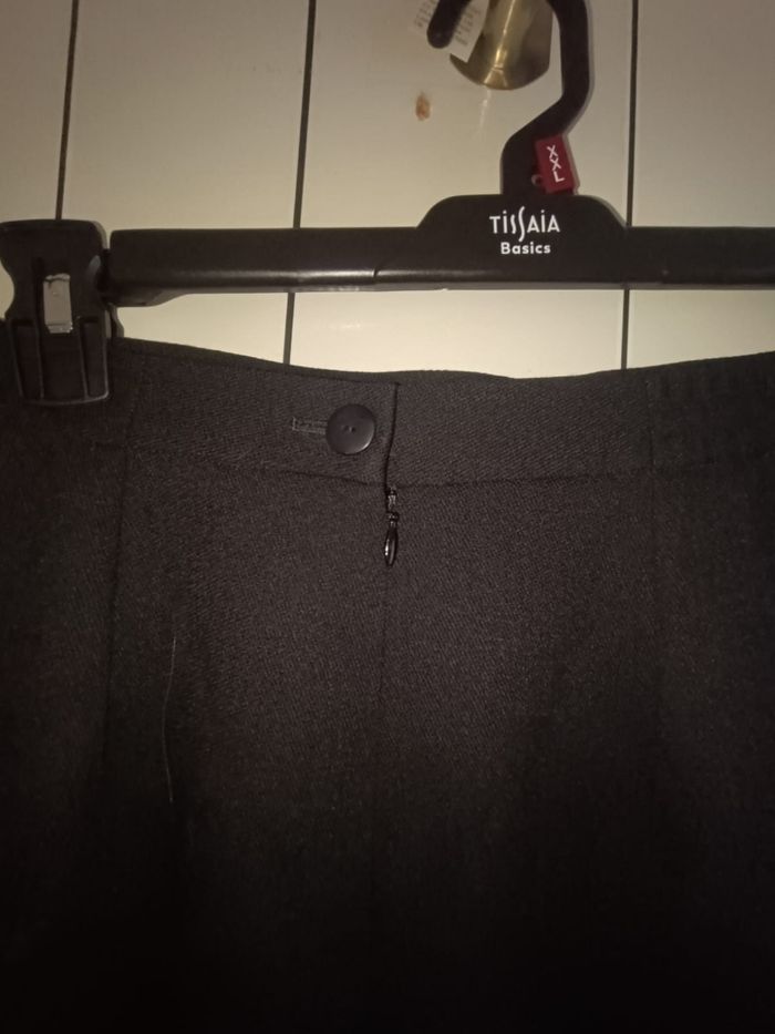 Lot comprenant 
- une jupe noir de marque Gérard Pasquier en taille 40, 
- un pantalon cargos marron crème de marque Primark Care en taille 40 - un jeans bleu clair de marque Primark Care en taille 40 - photo numéro 3