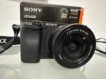 Appareil photo 4K Sony Alpha 6400 + objectif + carte mémoire 256 Go (lot d'accessoires)