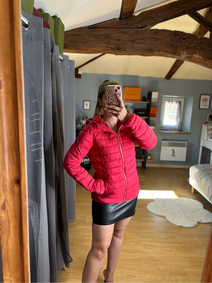 Doudoune Tommy Hilfiger rouge à capuche - Taille XS – Très bon état - photo numéro 3