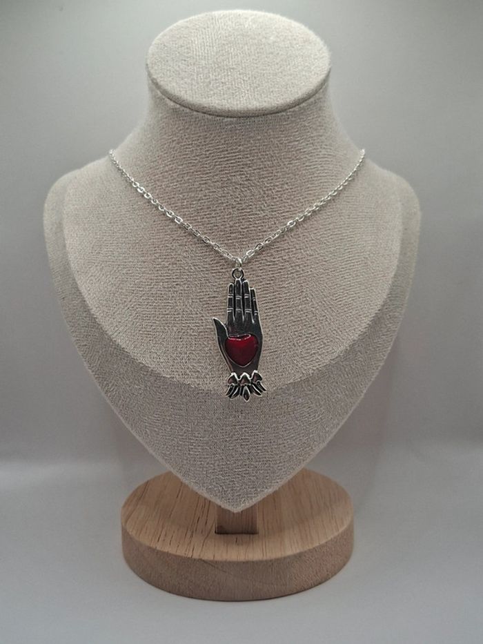 Collier main avec son cœur au centre