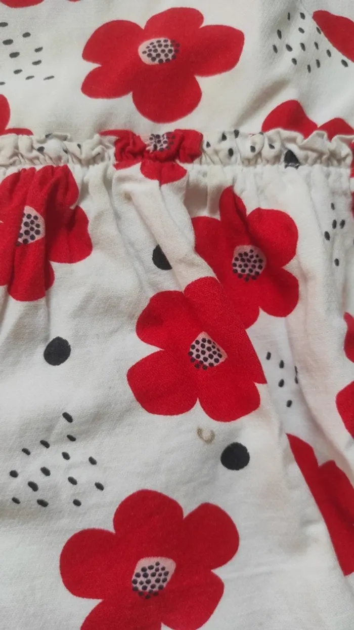 Très jolie robe 3 ans à fleurs rouges - photo numéro 2