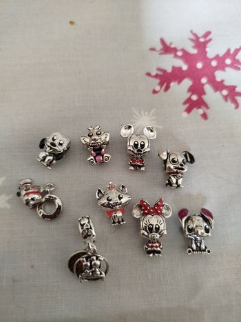 Lot magnifique de 9 charm Disney Minnie stitch mickey Pluto nemo Marie etcc