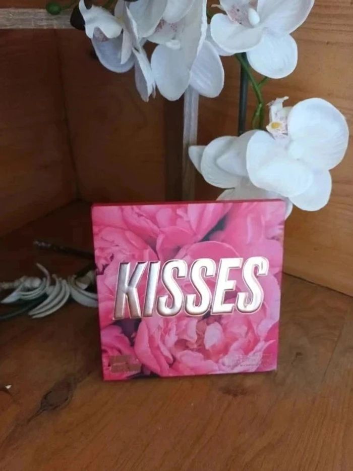 palette de maquillage KISSES neuve - photo numéro 4