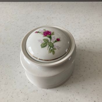 Jolie boîte 7x10 cm en porcelaine