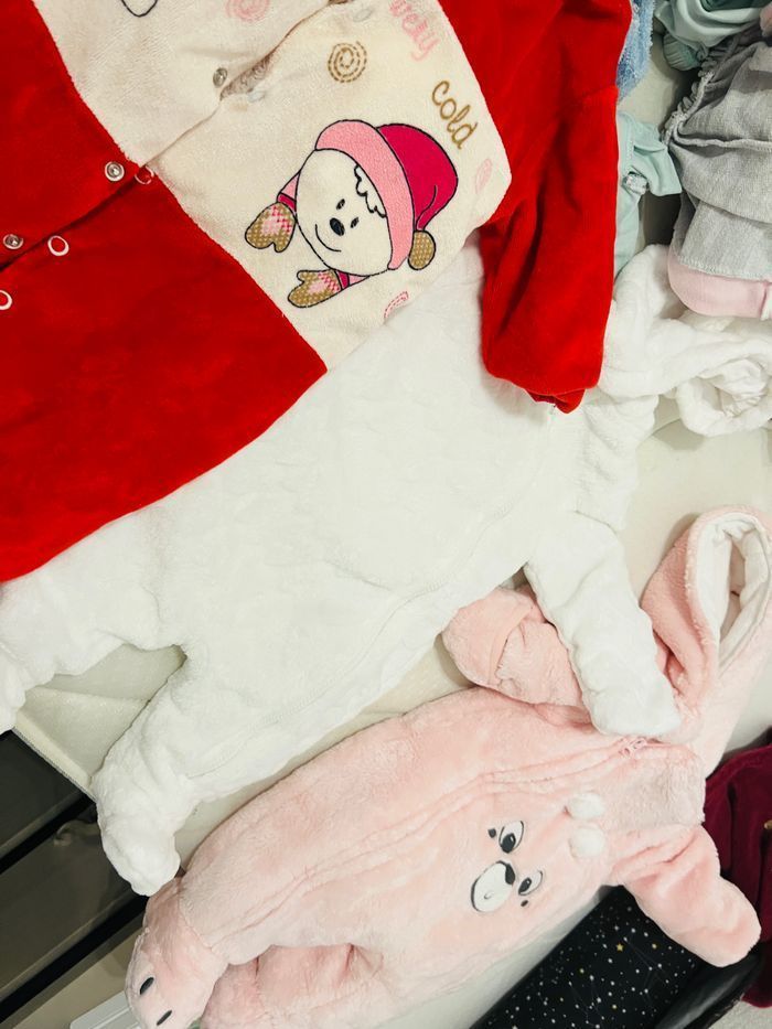 100 vêtements pour bébés 3-6 mois + nid bébé - photo numéro 2
