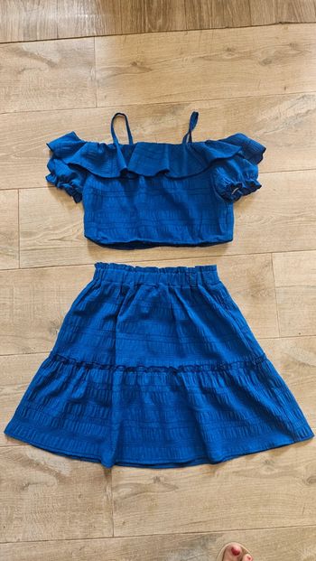 Crop top et jupe