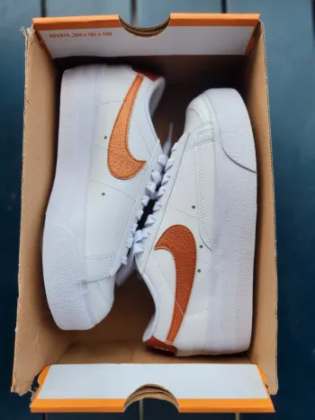 Nike blazer low Taille 36,5 neuves blanc orange bronze