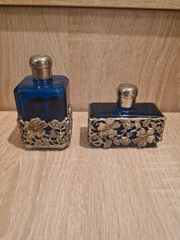 Lot de 2 Flacons de Parfums Vintage bleu Cobalt ornés de métal argenté.