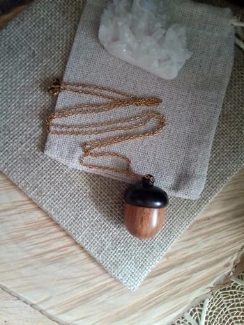 Collier pendentif noisette secrète en bois