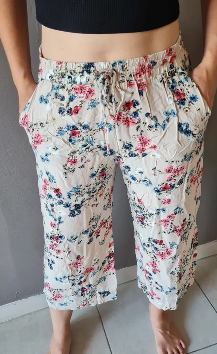 Pantacourt jambe large beige motifs fleuris - photo numéro 4