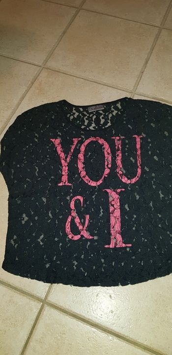 Tee-shirt manches courtes noir et rose dentelle opaque et transparente