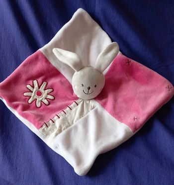 Doudou Lapin carré plat rose 2 tons - Fleur