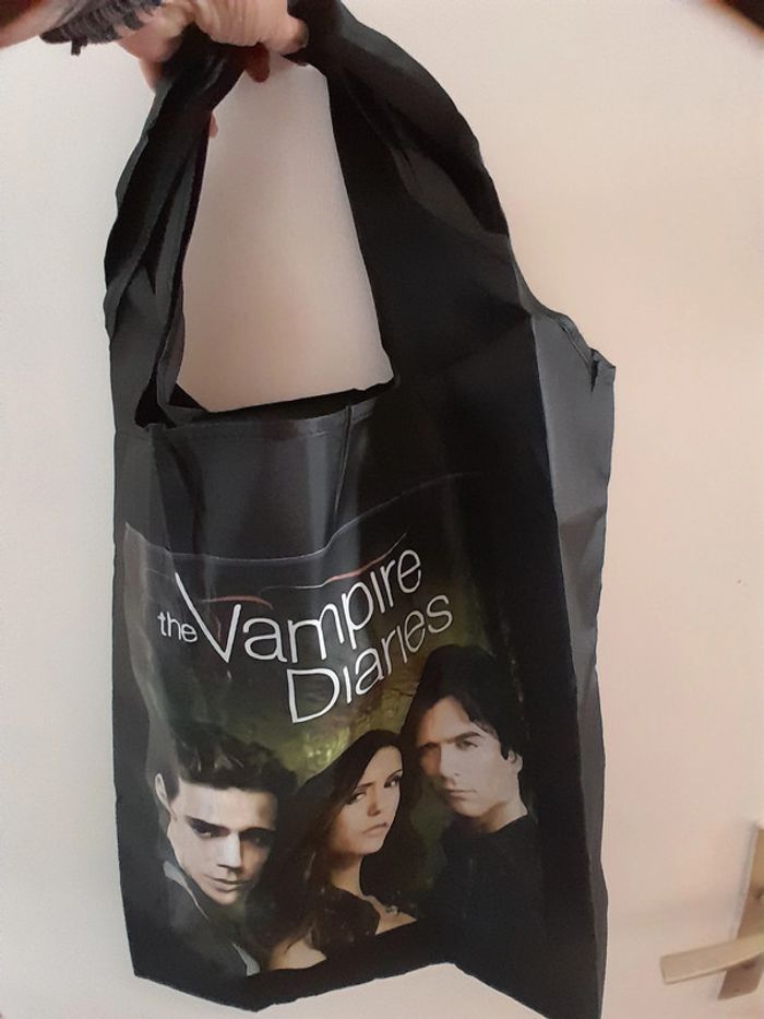Grand sac fourre tout, souple, noir imprimé The Vampire Diaries - photo numéro 3
