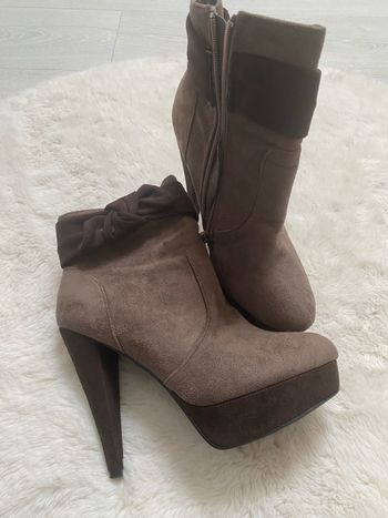 Bottine de chez Sweet shoe taille 40 couleur taupe motif noeud TBE 