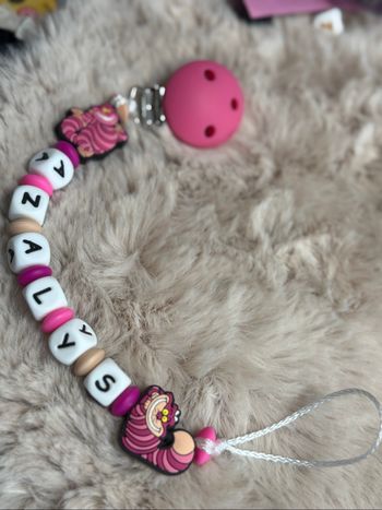 Attache tétine Alice aux pays des merveille