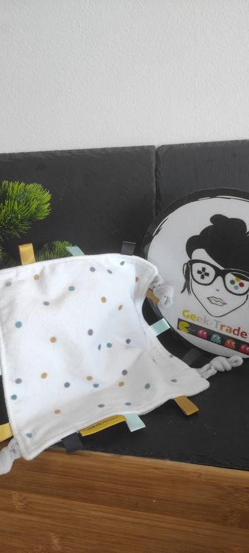 doudou carré mouchoir aubert concept blanc pois point vert jaune gris Noeud