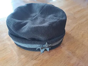 Bonnet polaire noir et gris avec etoile ou fleur