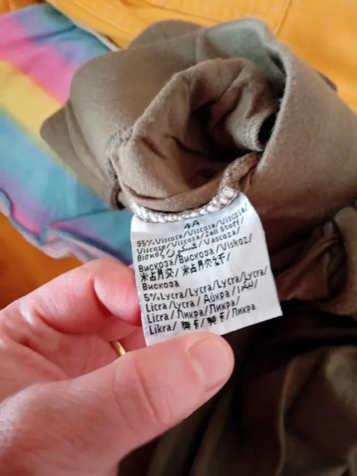 Joli pantalon léger kaki. 4 ans - photo numéro 10