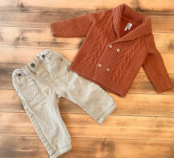 Magnifique ensemble gilet en mailles et jean beige 12 mois