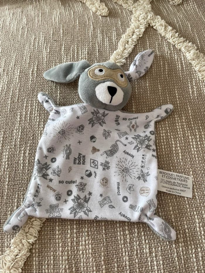Peluche doudou plat 21cm IKKS chien loup lapin gris parfait état