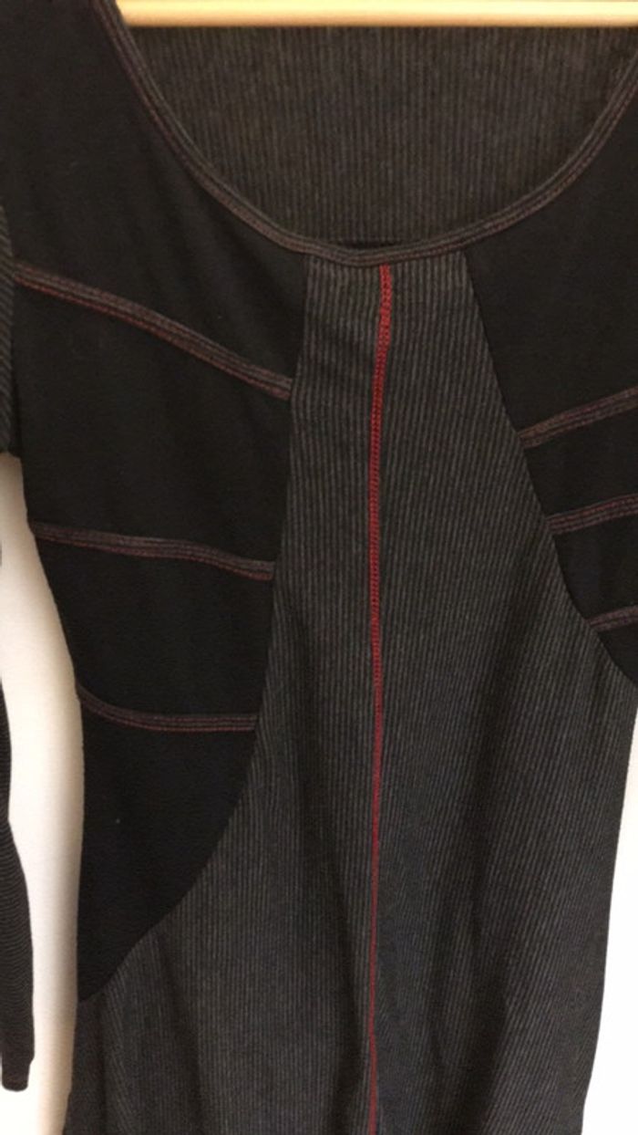 Robe style desigual / robe asymétrique / robe originale grise et rouge à rayure - photo numéro 3