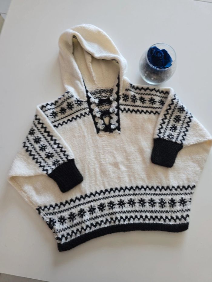 Poncho tricoté à la main 24/36 mois