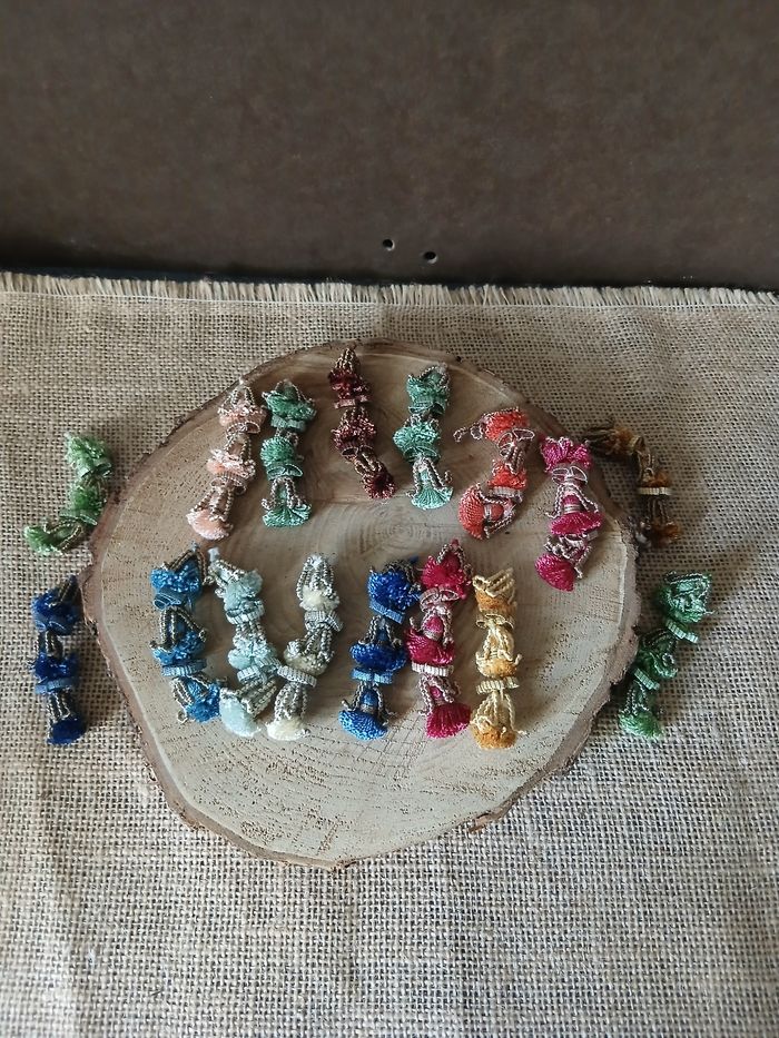 Lot de 16 glands pompons long guipure