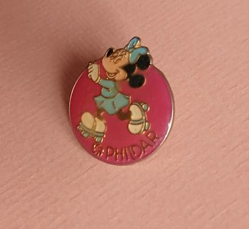Pin's vintage: Minnie Mouse sur patins roulettes *phildar