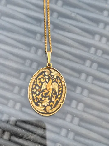 Pendentif et chaine en damas