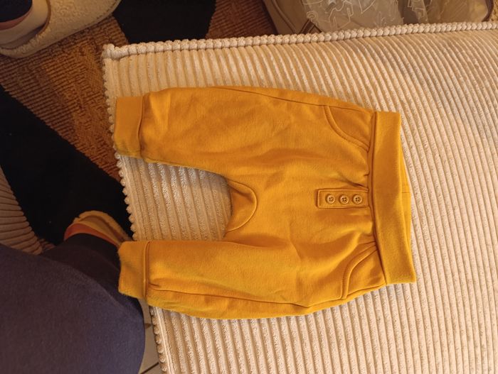 Ensemble 2 joggings+ un body taille 6 mois - photo numéro 2