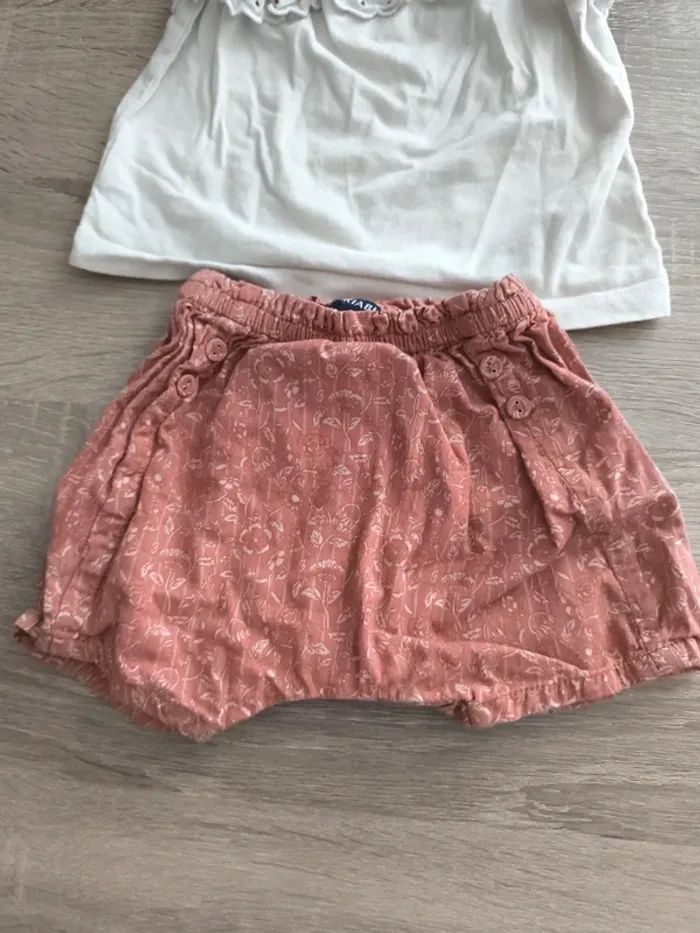 Magnifique ensemble débardeur short fleuri Kiabi 6 mois - photo numéro 3