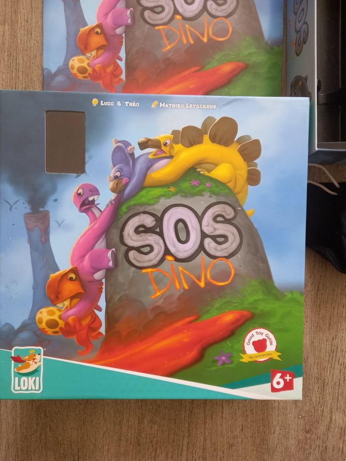 Lot dinosaures jeu de société SOS dino et livres dinosaures et stickers dinosaures - photo numéro 2