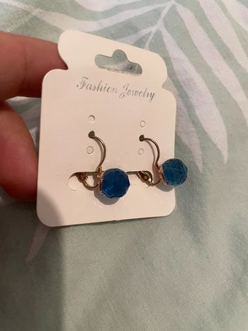 Boucles d’oreilles neuves type dormeuse effet Crystal bleu