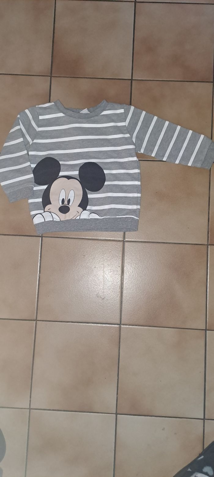 Pull gris mickey