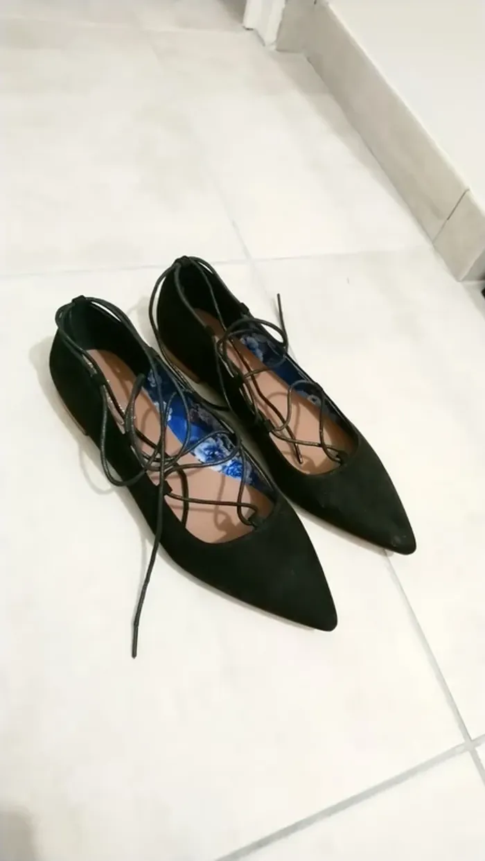 Petites chaussures à lacets noirs